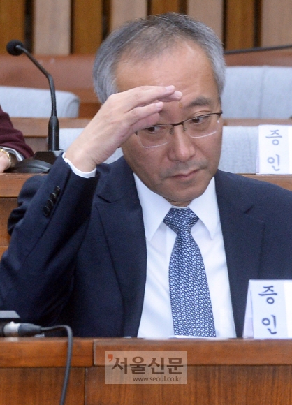 14일 오전 서울 여의도 국회에서 열린 국정조사 특위 3차 청문회에 증인출석한 서창석 전 청와대 주치의가 머리를 만지고 있다.이종원 선임기자 jongwon@seoul.co.kr
