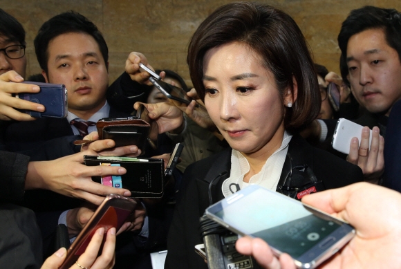 새누리당이 16일 오전 의원총회를 열고 정우택 의원을 새 원내대표로 선출했다. 고배를 마신 나경원 의원이 기자들의 질문에 답하고 있다. 이종원 선임기자 jongwon@seoul.co.kr