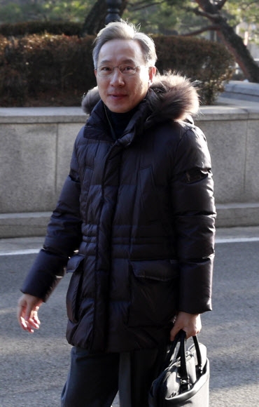 크리스마스 휴일 출근하는 강일원 재판관