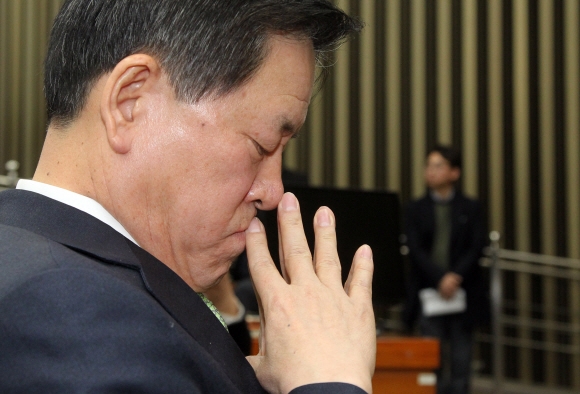 29일 오전 국회에서 열린 국민의당 의원총회에서 원내대표로 선출된 주승용 신임 원내대표가 생각에 잠겨 있다.  이종원 선임기자 jongwon@seoul.co.kr