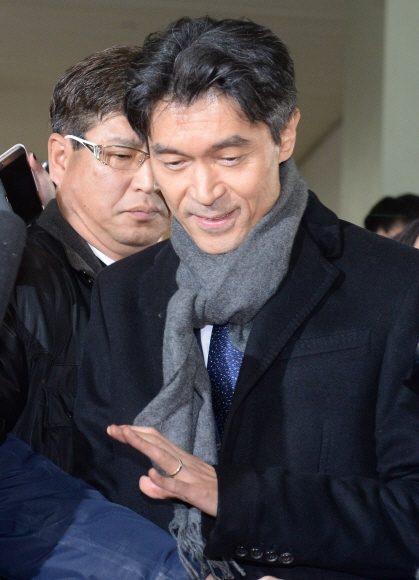 ’문화계 블랙리스트’에 관여한 것으로 의심받고 있는 모철민 주프랑스대사가 29일 오후 서울 역삼동 박영수 특별검사팀 사무실로 들어서고 있다 박윤슬 기자 seul@seoul.co.kr