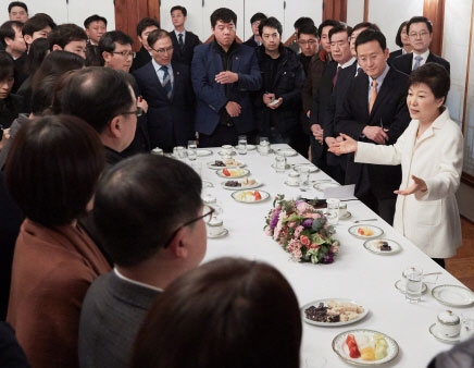 박근혜(오른쪽) 전 대통령이 2017년 1월 청와대 상춘재에서 출입기자단과 신년 인사를 겸한 티타임을 하며 그동안 논란이 됐던 최순실 사태, 세월호 7시간 등에 대한 입장를 밝히고 있는 모습. 청와대 제공