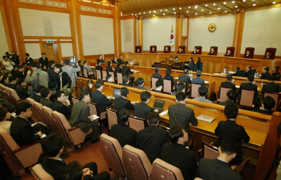 30일 오후 대통령탄핵심판 첫 공개변론이 열린 서울 종로구 가회로 헌법재판소 대심판정에서 윤영철 헌법재판소장을 비롯한 재판관들이 소추위원측과 변호인단, 방청객들이 참석한 가운데 재판을 진행하고 있다. 사진공동취재단