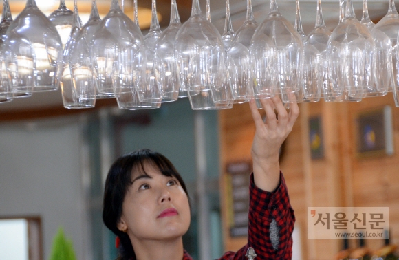 은성농원 직원이 와인 잔을 정리하고 있다. 예산 최해국 선임기자 seaworld@seoul.co.kr