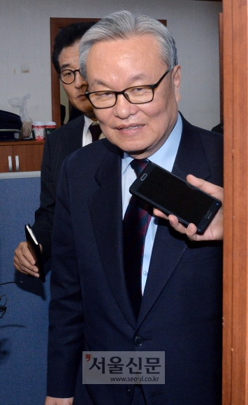 새누리당 인명진 비상대책위원장이 3일 서울 여의도 새누리당사에서 정갑윤 의원 등 당 소속 중진 의원들과 ‘친박(친박근혜)계 청산’ 문제에 대해 논의하기 위해 당 대표실로 들어서고 있다. 이종원 선임기자 jongwon@seoul.co.kr