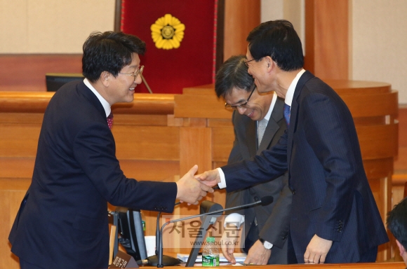 박근혜 대통령 탄핵심판 첫 심리가 열린 3일 오후 서울 종로구 헌법재판소 대심판정에서 국회 탄핵소추위원장인 권성동(왼쪽) 법사위원장이 박 대통령 측 변호인단과 인사하고 있다. 도준석 기자 pado@seoul.co.kr