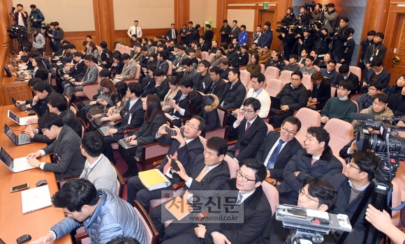 박근혜 대통령 탄핵심판 첫 심리가 열린 3일 오후 서울 종로구 헌법재판소 대심판정 방청석은 취재진과 재판을 보러 온 시민들로 가득 찼다. 도준석 기자 pado@seoul.co.kr