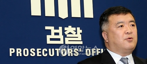 이인규 대검 중수부장이 12일 오후 서울 서초구 대검찰청 기자실에서 ‘박연차 게이트’ 수사와 관련해 박연차 전 태광실업 회장을 포함해 전체 21명을 기소하고 고(故) 노무현 전 대통령 뇌물수수 의혹 부분은 내사 종결했다는 내용의 수사결과를 발표하고 있다. 연합뉴스