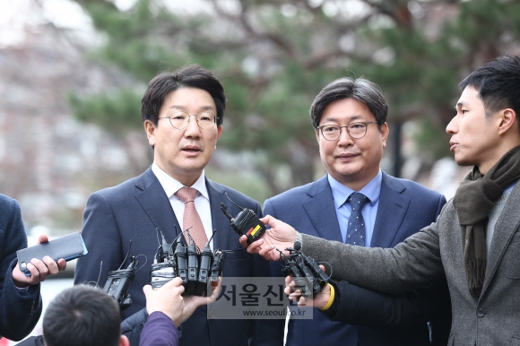 2차 변론기일인 5일 오전 서울 종로구 헌법재판소 입구에서 권성동 새누리당 의원과 이춘석 더불어민주당 의원이 취채진의 질문에 답변하고 있다. 손형준 기자 boltagoo@seoul.co.kr