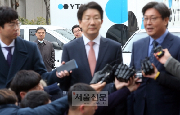 박근혜 대통령 탄핵심판 2차 변론기일인 5일 오전 서울 종로구 재동 헌법재판소 대심판정 앞에서 박 대통령 측 법률대리인 이중환 변호사가 권성동 법사위원장을 비롯한 탄핵소추 위원을 바라보고 있다. 손형준 기자 boltagoo@seoul.co.kr