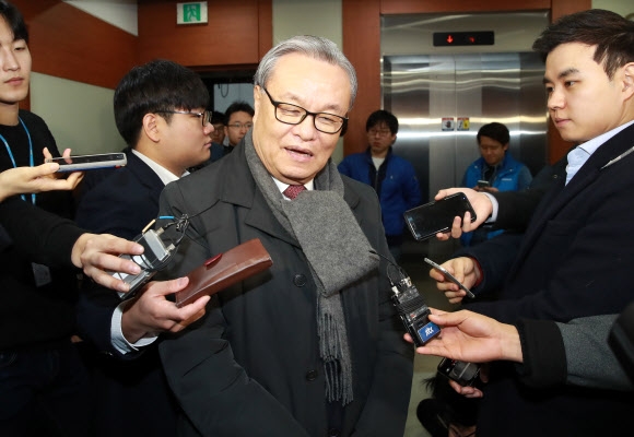 새누리당 인명진 비상대책위원장이 5일 오전 서울 여의도 당사에서 취재진에게 전날 새누리당 친박(친박근혜)계 핵심인 서청원 의원의 회견 관련 입장을 밝히고 있다. 연합뉴스