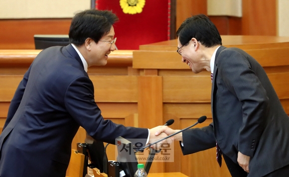 5일 오전 서울 종로구 헌법재판소 대심판정에서 박근혜 대통령 탄핵심판 2차 변론이 열린 가운데 권성동 국회 법사위원장이 대통령측 변호인단과 인사하고 있다. 손형준 기자 boltagoo@seoul.co.kr