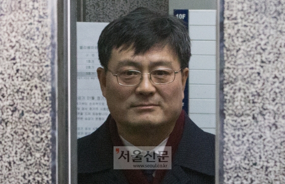 2017년 1월 5일 오후, 송수근 문화체육관광부 1차관이 참고인 신분으로 조사를 받기 위해 서울 대치동 특검 사무실로 향하고 있다. 강성남 선임기자 snk@seoul.co.kr