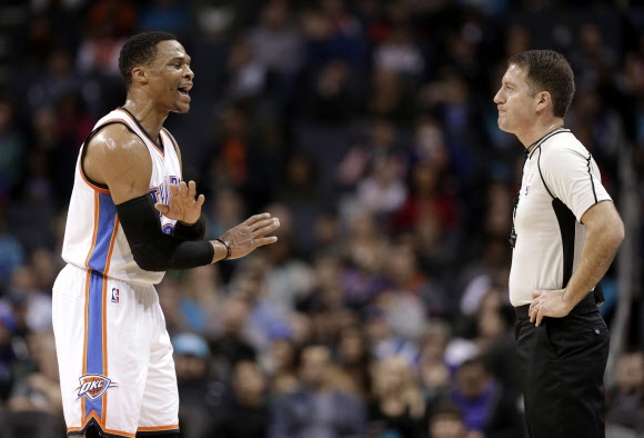 미국프로농구(NBA) 오클라호마시티의 러셀 웨스트브룩(왼쪽)이 4일(현지시간) 샬럿과의 정규리그 대결 1쿼터 심판에게 공을 던져 테크니컬 파울이 선언되자 션 코빈 심판 조장에게 일부러 맞힌 것이 아니라고 극구 해명하고 있다.  샬럿 AP 연합뉴스 