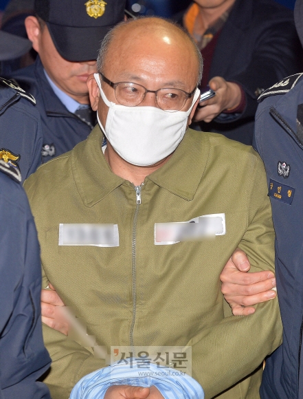 문형표 전 보건복지부 장관(국민연금공단 이사장)이 조사를 받기 위해 5일 오후 서울 강남구 대치동 특검 사무실로 향하고 있다. 강성남 선임기자 snk@seoul.co.kr
