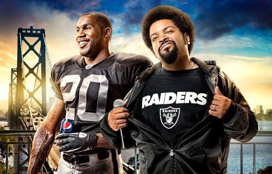 미국프로풋볼(NFL) 오클랜드 레이더스의 불사조 팬을 자처하는 아이스큐브(오른쪽)가 2012년 9월 발표한 랩 음악 ´컴 앤 겟 잇´의 홍보 포스터. 출처=사운드클라우드 닷컴