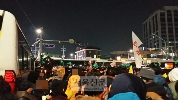 차벽에 막힌 시민들의 촛불 행진