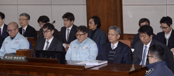 최순실씨 국정농단에 연루 된 차은택 전 창조경제추진단장(앞줄 왼쪽), 송성각 전 한국컨텐츠진흥원장(앞줄 가운데), 김영수 전 포레카 대표(앞줄 오른쪽), 김경태 크리에이티브 아레나 대표(뒷줄 오른쪽), 김홍탁 더플레이그라운드 대표(뒷줄 오른쪽 세번째)등이 10일 서울 서초동 서울중앙지법에서 열린 첫 공판에 참석하고 있다. 사진공동취재단