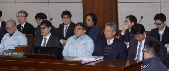 법앞에 선 스승과 제자