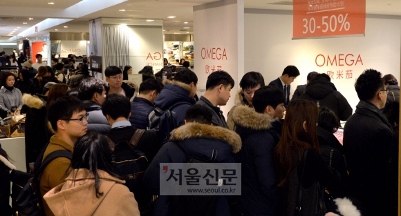 “명품시계 사자” 롯데백화점 장사진