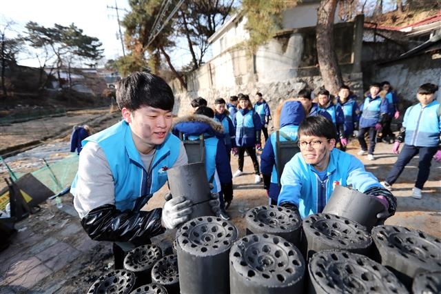 10일 서울 성북구에서 대우건설 신입사원들이 연탄배달 봉사를 하고 있다. 대우건설 제공