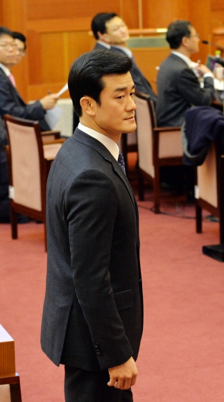이영선 청와대 행정관이 12일 서울 종로구 재동 헌법재판소 대심판정에서 열린 박근혜 대통령 탄핵심판 4차 공개변론에 증인으로 출석하고 있다. 2017. 1. 12 손형준 기자 boltagoo@seoul.co.kr