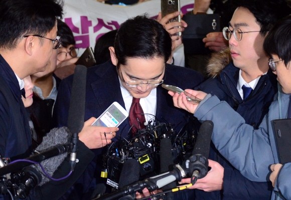 고개 숙인 이재용 부회장