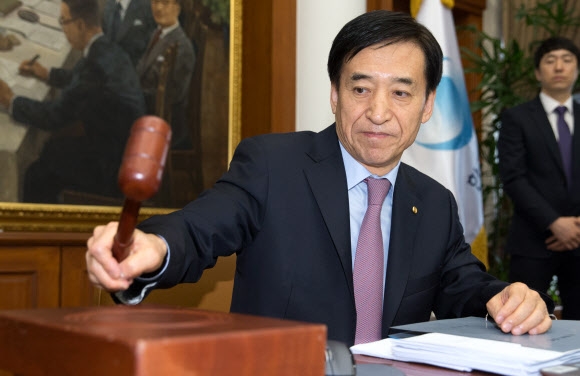 이주열 한국은행 총재가 13일 오전 서울 중구 한국은행에서 열린 2017년 1차 금융통화위원회의에서 의사봉을 두들기고 있다. 연합뉴스