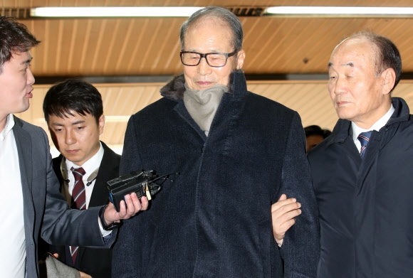 포스코 측의 민원을 해결해 준 대가로 특혜를 챙긴 혐의로 기소된 이상득 전 새누리당 의원이 13일 오후 서울 서초동 서울중앙지법에서 열린 선고공판에 출석한 뒤 법정을 나서고 있다. 서울중앙지법 형사합의21부는 특정범죄가중처벌법상 뇌물 혐의로 기소된 이 전 의원에게 일부 공소사실을 무죄로 판단한 뒤 징역 1년 3개월의 실형을 선고했다. 그러나 이 전 의원의 건강 등을 고려해 법정 구속은 하지 않았다. 연합뉴스