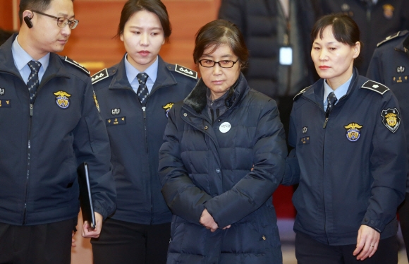 16일 서울 종로구 헌법재판소에서 열린 박근혜 대통령 탄핵심판 5차 변론에 국정농단 비선실세 최순실씨가 증인으로 출석하고 있다. 사진공동취재단