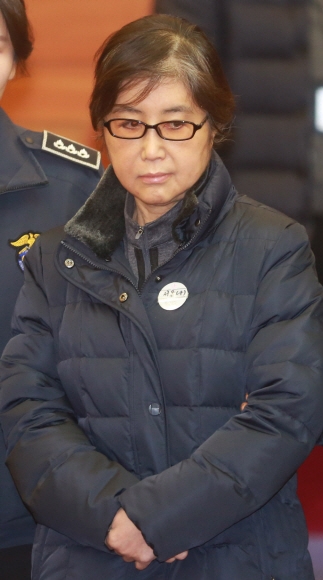 16일 서울 종로구 헌법재판소에서 열린 박근혜 대통령 탄핵심판 5차 변론에 국정농단 비선실세 최순실씨가 증인으로 출석하고 있다.2016.1.16사진공동취재단