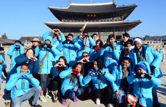16일 오전 서울 종로구 경복궁을 방문한 ’1박2일 서울문화체험’ 참가자들이 근정전 앞에서 기념촬영을 하고 있다. 서울시가 초청해 열린 이번 서울문화체험 프로그램에는 브라질, 온두라스, 카메룬 등 겨울에 쉽게 눈을 볼 수 없는 나라의 40개 나라의 청소년 등 170여명이 참석했다. 정연호 기자 tpgod@seoul.co.kr