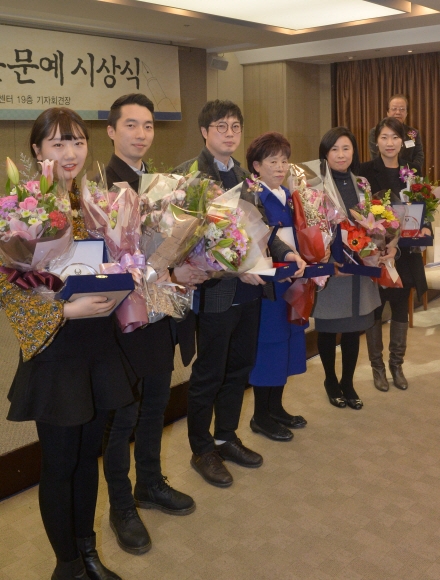 16일 서울 프레스센터에서 열린 ‘2017 서울신문 신춘문예시상식’에 참석한 수상자들이 기념촬영을 하고 있다. 박지환 기자