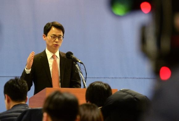 17일 오후 서울 강남구 특별검사팀 기자실에서 이규철 대변인(특검보)이 수사 진행 상황을 브리핑하고 있다. 강성남 선임기자 snk@seoul.co.kr