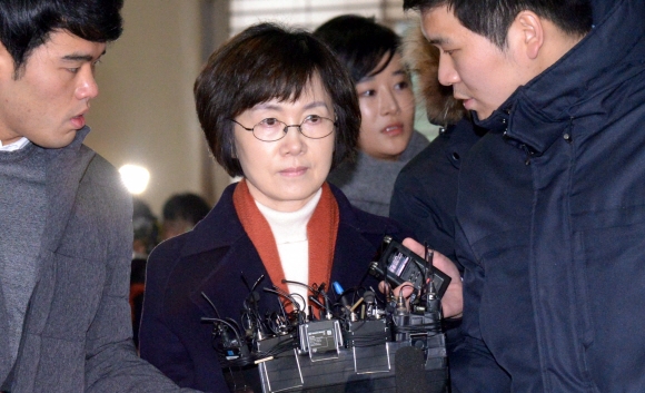 최순실씨의 딸 정유라씨에게 이화여대 입시와 학사에서 특혜를 줬다는 의혹을 받는 최경희 전 이대 총장이 18일 오전 서울 강남구 대치동 특별검사팀 사무실에 피의자 신분으로 출석해 기자들의 질문을 받고 있다. 박윤슬 기자 seul@seoul.co.kr