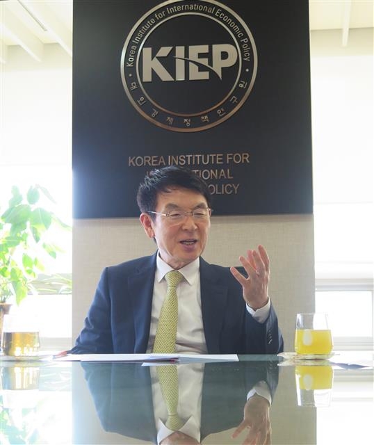 현정택 대외경제정책연구원(KIEP) 원장이 18일 세종국책연구단지 본원에서 우리 경제의 어려움을 극복하기 위한 정책적 대안 등에 대해 말하고 있다. KIEP 제공