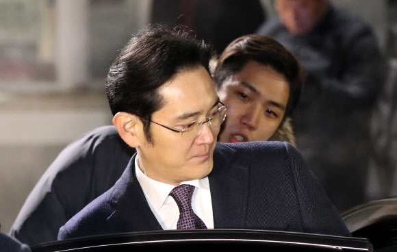 차량에 오르는 이재용 부회장