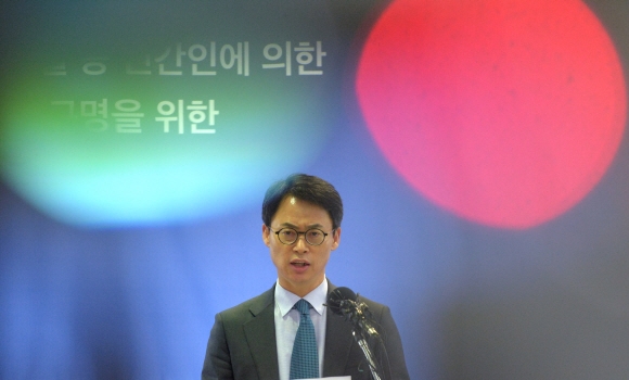 삼성전자 이재용 부회장에 대한 구속영장이 기각된 19일 오전 박영수 특별검사팀 대변인 이규철 특검보가 19일 오전 서울 강남구 대치동 특검 기자실에서 브리핑을 하고 있다. 2017. 01. 19 박윤슬 기자 seul@seoul.co.kr