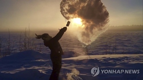 美알래스카 혹한 절정…뜨거운 물 뿌리자마자 얼음결정으로 [AP=연합뉴스]