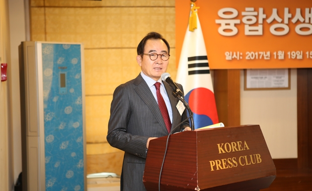 윤은기 한국협업진흥협회 회장이 지난 19일 서울 중구 세종대로 한국프레스센터에서 열린 신년 신포지엄에서 사회를 보고 있다.  융합상생포럼 제공 