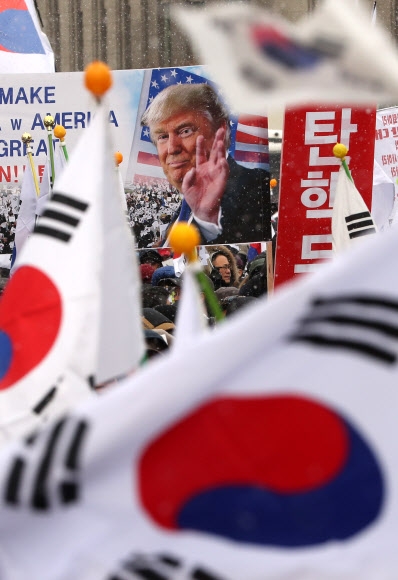 태극기에 둘러싸인 트럼프