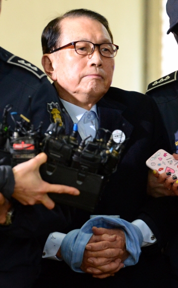 22일 김기춘 전 청와대 비서실장이 서울 강남구 대치동 박영수 특검팀으로 소환되고 있다. 최해국 선임기자 seaworld@seoul.co.kr