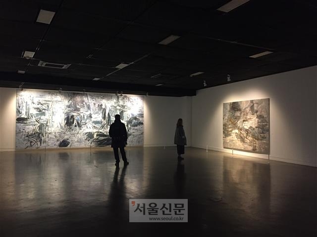 거대한 자연의 응축된 에너지를 담아낸 윤명로 화백의 작품 ‘익명의 땅’ 연작 전시 전경. 윤 화백은 보이지 않는 것을 보이게 만드는 추상회화는 화가의 ‘정신의 흔적’이라고 말했다.