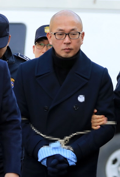 사복 차림 차은택
