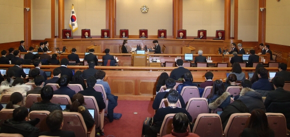 23일 오전 서울 종로구 계동 헌법재판소에서 열린 제8차 공개 변론에서 박한철 헌법재판소 소장이 청구인, 피청구인 변호사 출석 여부를 묻고 있다. 사진공동취재단