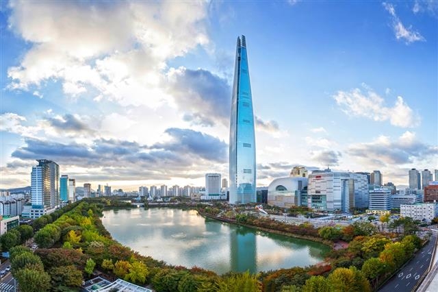 서울 잠실에 위치한 롯데월드타워 전경. 올해 호텔과 전망대 개관 등을 통해 랜드마크로서 국내외 관광객 유치에 적극 나설 계획이다. 롯데 제공