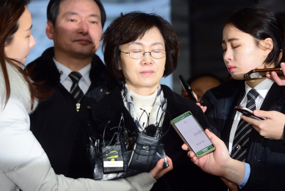 최경희 전 이화여대 총장이 구속 전 피의자 심문을 받기 위해 24일 서울 중앙지법에 도착해 기자들의 질문을 받고 있다. 정연호 기자 tpgod@seoul.co.kr