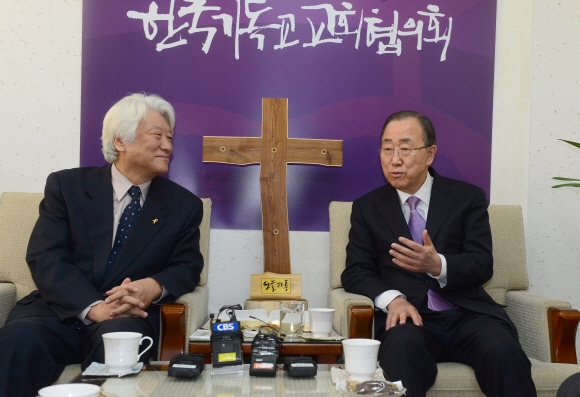 반기문 전 유엔사무총장이 24일 오전 서울 종로구 연지동 한국기독교회관의 한국기독교교회협의회를 방문해 총무인 김영주 목사와 환담하고있다. 최해국 선임기자 seaworld@seoul.co.kr