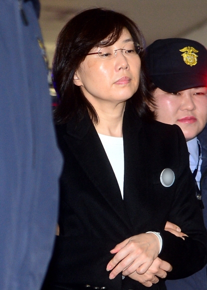 ’문화계 블랙리스트’ 작성에 관여한 혐의로 구속된 조윤선 전 문화체육관광부 장관이 24일 오후 서울 강남구 대치동 ’박근혜 정부의 최순실 등 민간인 국정농단 사건 수사 특별검사팀’ 사무실로 소환되고 있다. 이언탁 기자 utl@seoul.co.kr