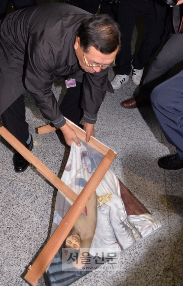 박 대통령 누드 그림 훼손하는 보수단체